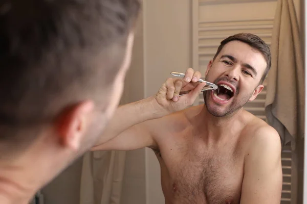 Porträtt Stilig Ung Man Dra Tänderna Framför Spegeln Badrummet — Stockfoto