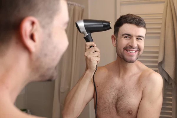 Retrato Jovem Bonito Secando Cabelo Frente Espelho Banheiro — Fotografia de Stock