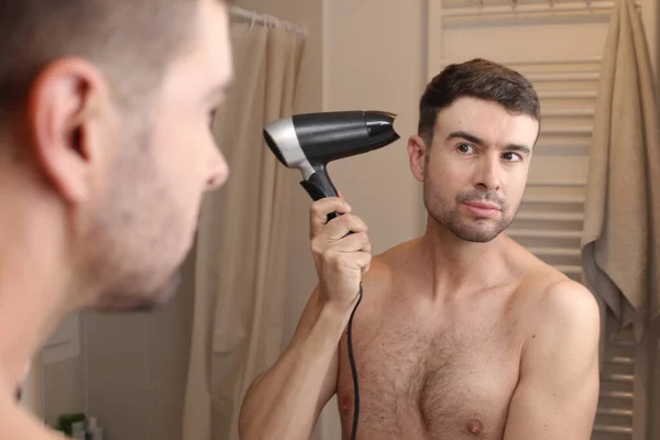 Портрет Красивого Молодого Человека Вытирающего Волосы Перед Зеркалом Ванной — стоковое фото