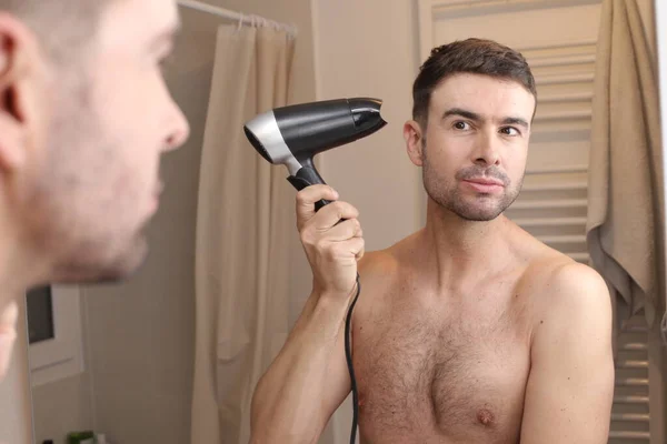 Yakışıklı Genç Adamın Portresi Banyoda Aynanın Önünde Saçını Kurutuyor — Stok fotoğraf