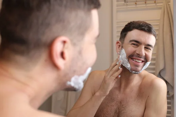Retrato Belo Jovem Aplicando Espuma Barbear Frente Espelho Banheiro — Fotografia de Stock
