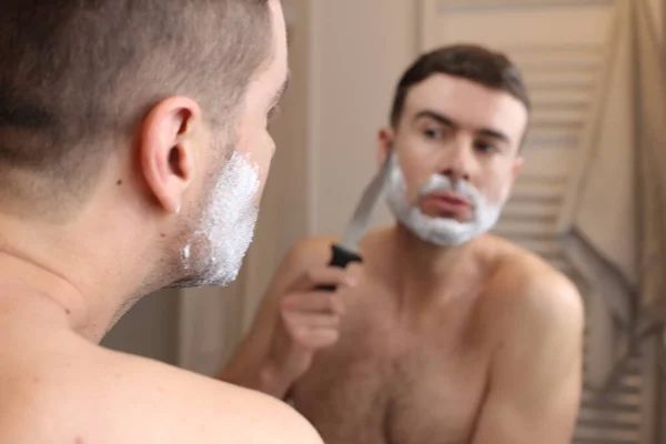 Porträtt Stilig Ung Man Rakning Med Kniv Framför Spegeln Badrummet — Stockfoto
