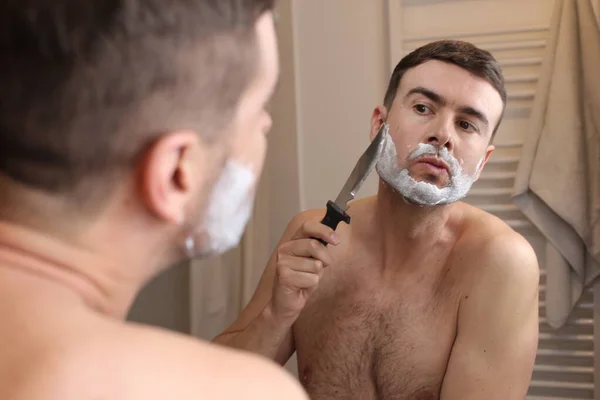 Banyoda Aynanın Önünde Bıçakla Tıraş Olan Yakışıklı Bir Gencin Portresi — Stok fotoğraf