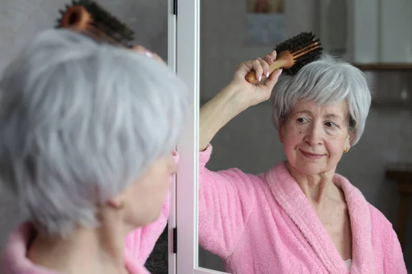 Zblízka Portrét Dospělé Ženy Kartáčování Vlasů Před Zrcadlem Koupelně — Stock fotografie