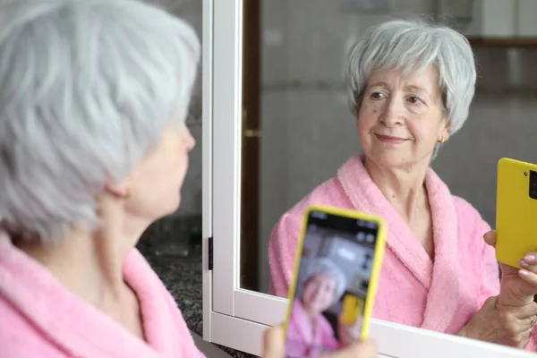 Zblízka Portrét Dospělé Ženy Smartphonem Před Zrcadlem Koupelně — Stock fotografie