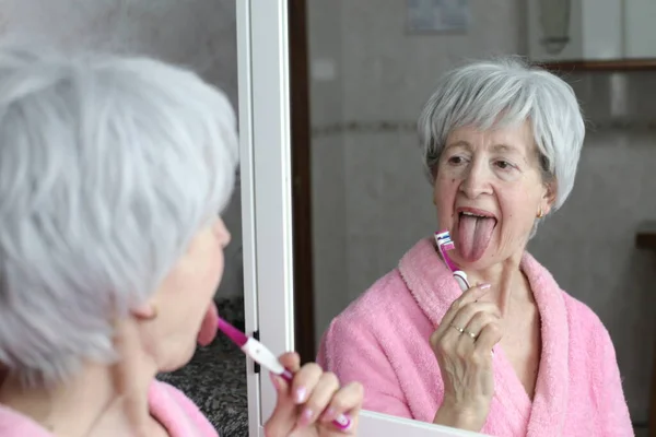 Крупным Планом Портрет Зрелой Женщины Чистящей Зубы Перед Зеркалом Ванной — стоковое фото