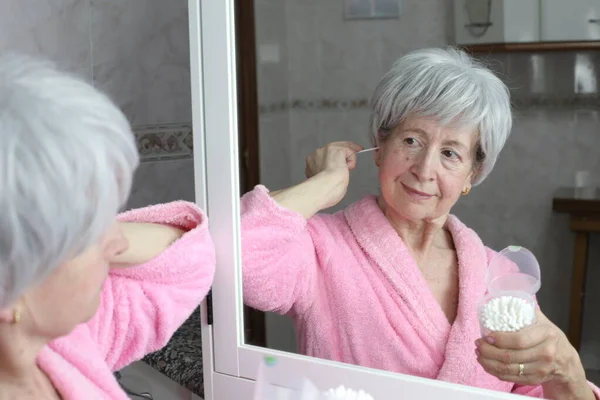 Zblízka Portrét Dospělé Ženy Čistící Uši Bavlněnými Tyčinkami Před Zrcadlem — Stock fotografie