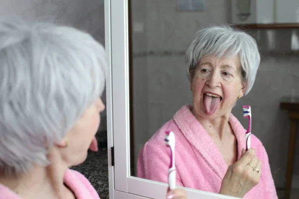 Zblízka Portrét Dospělé Ženy Čištění Zubů Před Zrcadlem Koupelně — Stock fotografie