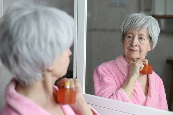 Zblízka Portrét Dospělé Ženy Aplikující Parfém Před Zrcadlem Koupelně — Stock fotografie