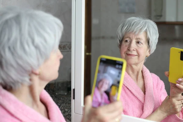 Portrait Gros Plan Femme Mature Avec Smartphone Devant Miroir Dans — Photo