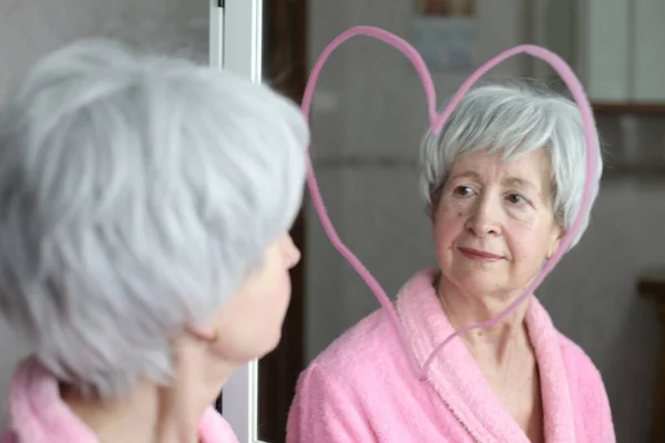 Banyoda Aynanın Önünde Kalp Şekli Çizen Olgun Bir Kadının Yakın — Stok fotoğraf