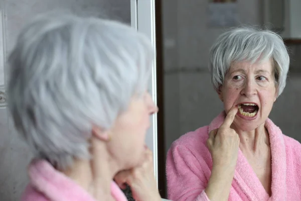 Κοντινό Πορτραίτο Ώριμης Γυναίκας Που Κοιτάζει Δόντια Της Μπροστά Στον — Φωτογραφία Αρχείου