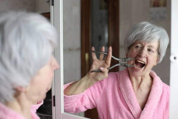 Detail Portrét Dospělé Ženy Vytahování Její Zub Kleštěmi Před Zrcadlem — Stock fotografie