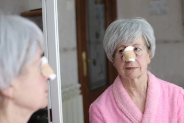 Крупным Планом Портрет Зрелой Женщины Бинтом После Пластической Операции Носа — стоковое фото