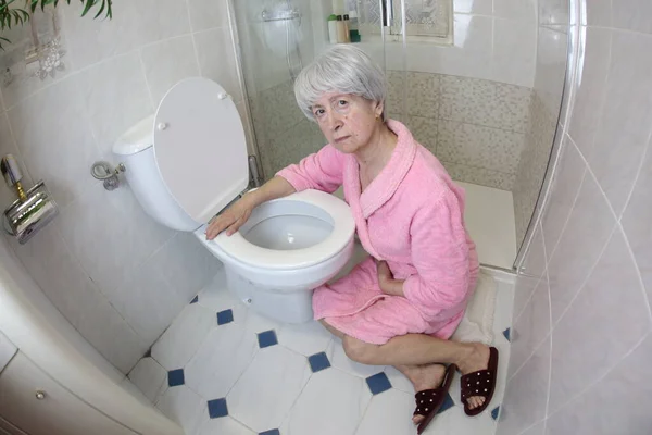 トイレのそばに座って食中毒になる先輩の広角撮影 — ストック写真