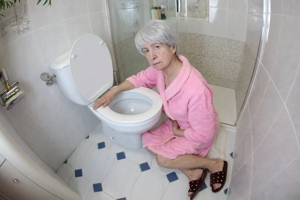 Plan Grand Angle Femme Âgée Assise Près Des Toilettes Salle — Photo
