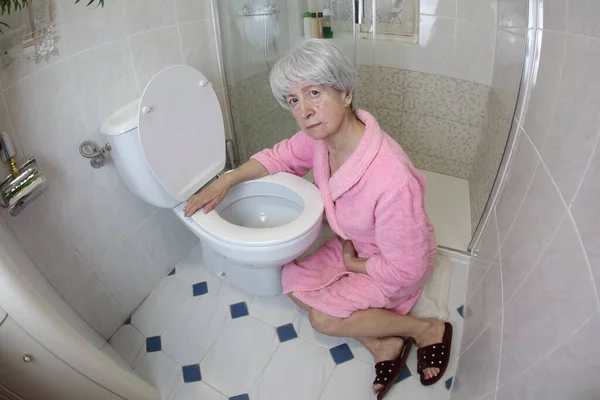 Tiro Ângulo Largo Mulher Sênior Sentado Perto Banheiro Banheiro Intoxicação — Fotografia de Stock