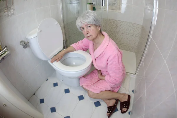 식중독으로 화장실 근처에 나이든 여성의 각도의 — 스톡 사진