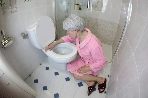 Groothoek Schot Van Senior Vrouw Zitten Buurt Van Toilet Badkamer — Stockfoto