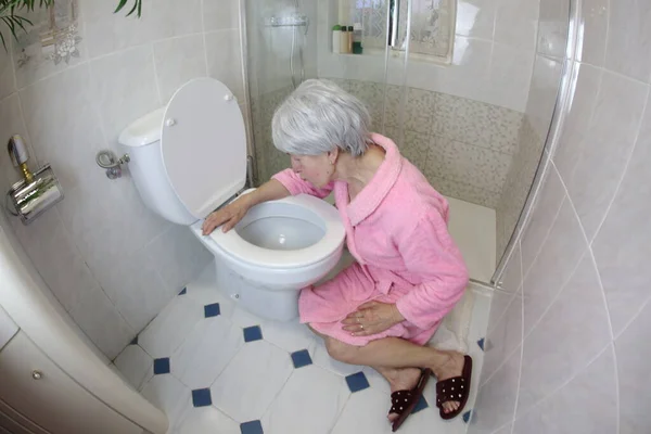 Szeroki Kąt Ujęcia Starszej Kobiety Siedzącej Pobliżu Toalety Łazience Zatrucie — Zdjęcie stockowe
