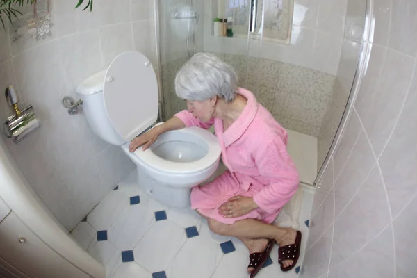 Groothoek Schot Van Senior Vrouw Zitten Buurt Van Toilet Badkamer — Stockfoto