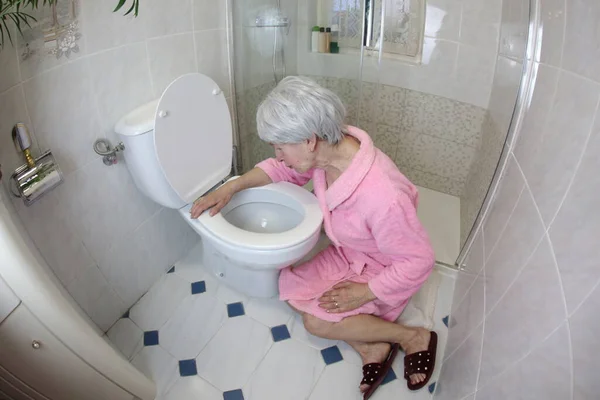 Широкий Кутовий Знімок Старшої Жінки Сидить Біля Туалету Ванній Кімнаті — стокове фото