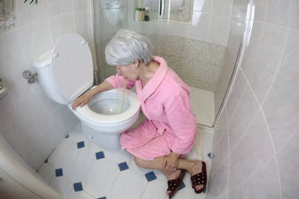 トイレのそばに座って食中毒になる先輩の広角撮影 — ストック写真