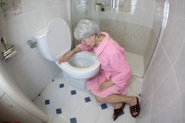 Широкоугольный Снимок Пожилой Женщины Сидящей Возле Туалета Ванной Комнате Пищевое — стоковое фото