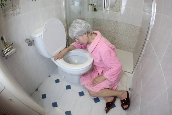 Vidvinkel Skud Senior Kvinde Sidder Nærheden Toilet Badeværelset Madforgiftning - Stock-foto
