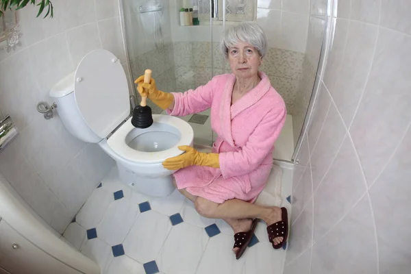 Weitwinkelaufnahme Einer Seniorin Beim Toilettenputzen — Stockfoto