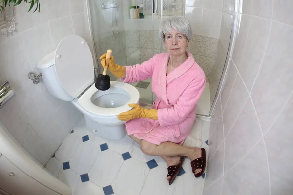 トイレ掃除の先輩女性の広角撮影 — ストック写真