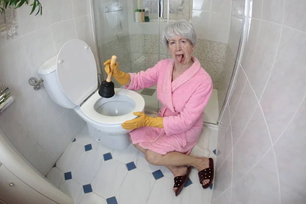 Tiro Ângulo Largo Banheiro Limpeza Mulher Sênior — Fotografia de Stock