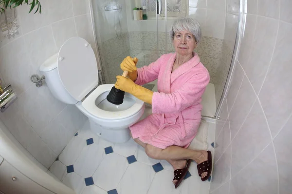 Yaşlı Bir Kadının Tuvaleti Temizlerken Geniş Açılı Görüntüsü — Stok fotoğraf