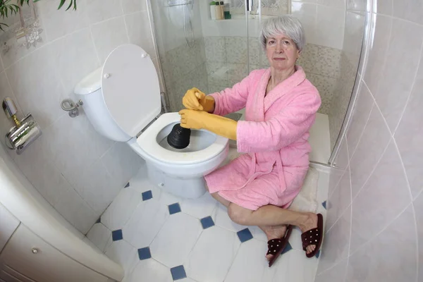 Vidvinkel Skott Senior Kvinna Rengöring Toalett — Stockfoto