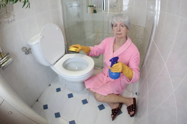 Tiro Ângulo Largo Banheiro Limpeza Mulher Sênior — Fotografia de Stock