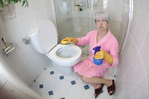 Yaşlı Bir Kadının Tuvaleti Temizlerken Geniş Açılı Görüntüsü — Stok fotoğraf