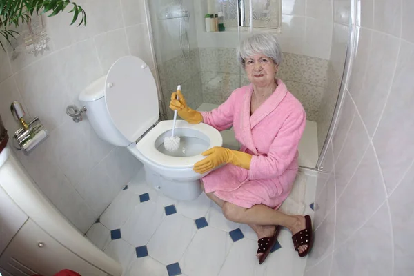 Vidvinkel Skott Senior Kvinna Rengöring Toalett — Stockfoto