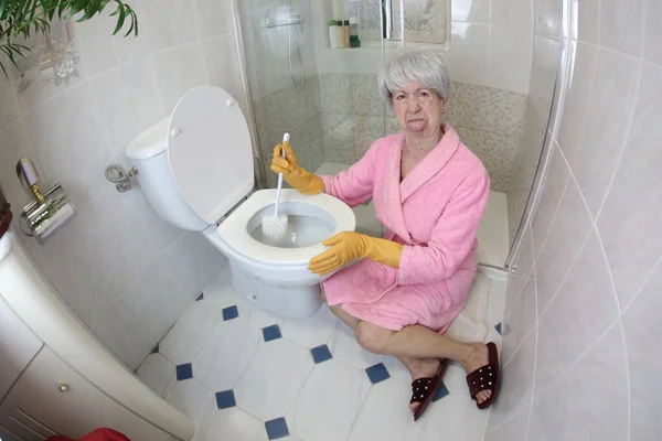 Groothoek Schot Van Senior Vrouw Schoonmaken Toilet — Stockfoto