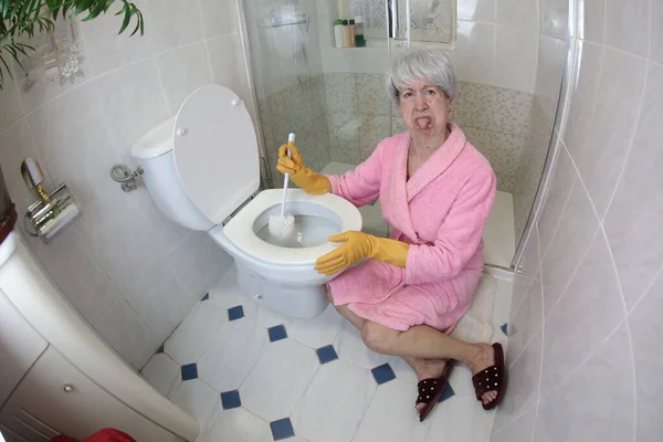 Vidvinkel Skud Senior Kvinde Rengøring Toilet - Stock-foto