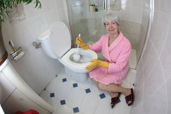 Vidvinkel Skud Senior Kvinde Rengøring Toilet - Stock-foto