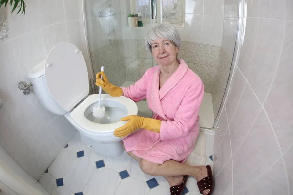 Tembakan Sudut Lebar Dari Wanita Senior Membersihkan Toilet — Stok Foto