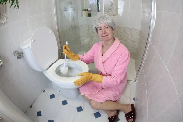 Weitwinkelaufnahme Einer Seniorin Beim Toilettenputzen — Stockfoto