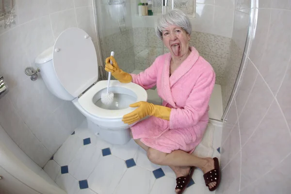 Szeroki Kąt Ujęcia Seniorki Sprzątanie Toalety — Zdjęcie stockowe