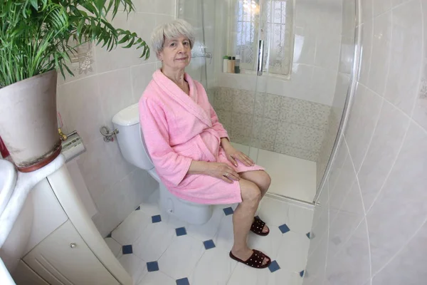 Weitwinkelaufnahme Einer Seniorin Auf Toilette — Stockfoto