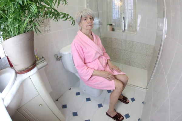 Tiro Ângulo Largo Mulher Sênior Sentada Banheiro — Fotografia de Stock