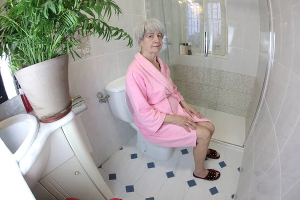 Широкоугольный Снимок Пожилой Женщины Сидящей Туалете — стоковое фото