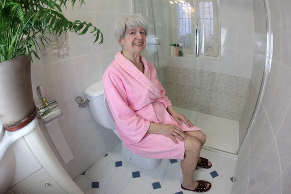 Colpo Grandangolare Donna Anziana Seduta Bagno — Foto Stock