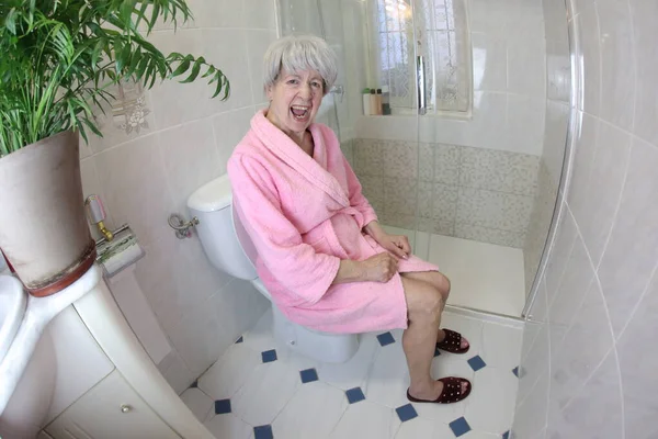 Weitwinkelaufnahme Einer Schreienden Seniorin Während Sie Der Toilette Sitzt — Stockfoto