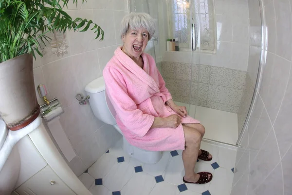 トイレに座りながら叫ぶ先輩女性の広角撮影 — ストック写真