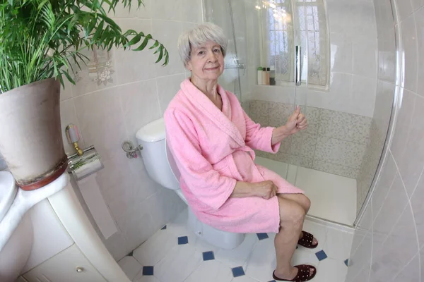 Weitwinkelaufnahme Einer Seniorin Mit Daumen Hoch Geste Toilettensitz — Stockfoto